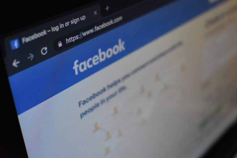 Facebook zapracoval na změnách a mění si jméno