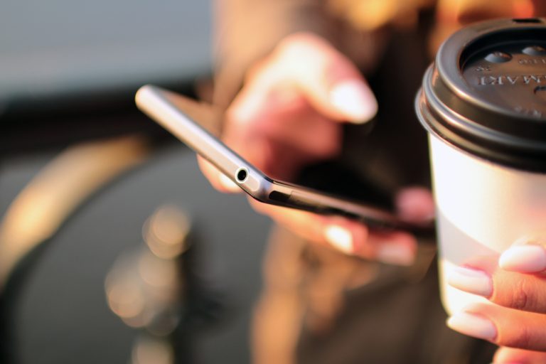 Platby mobilním telefonem v našich bankách