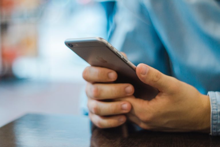 Koronavirus může žít na mobilu téměř týden