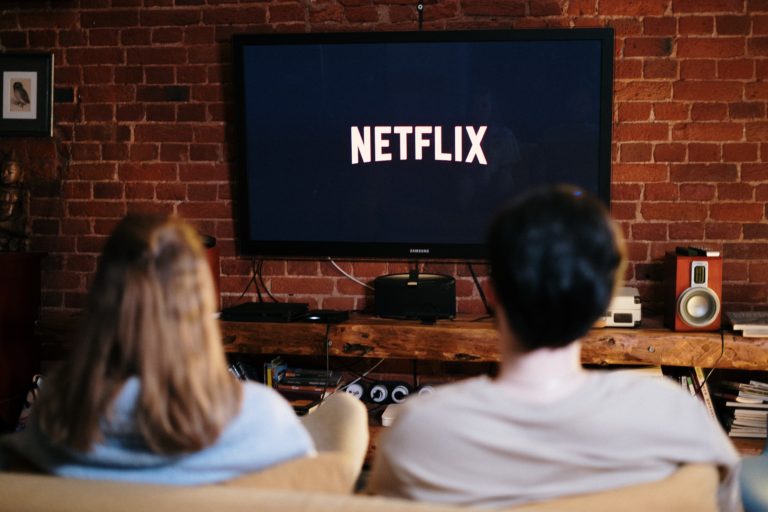 Je televize přes internet dobrým nebo špatným nápadem? Možná vás překvapí, kolik výhod má!