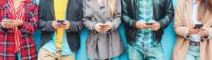 Nabídka mobilního internetu Řada barevně oděných lidí s mobilními telefony v rukou