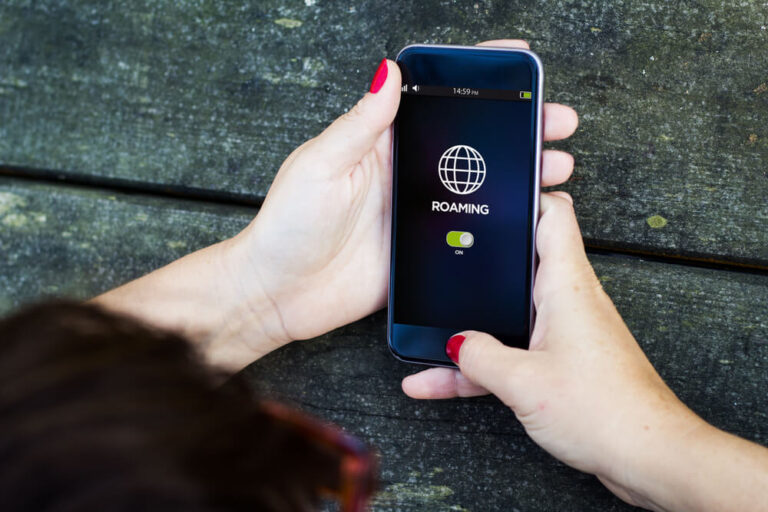 Roaming v EU a ve světě: Jak se vyhnout vysokým poplatkům za volání a data?