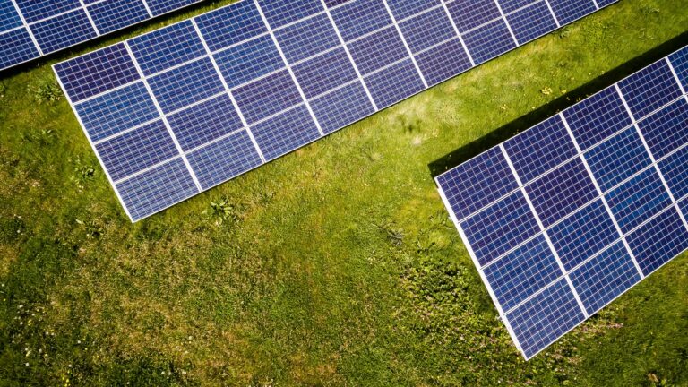 Solární nabíječky a powerbanky: Jak šetřit energii i v terénu