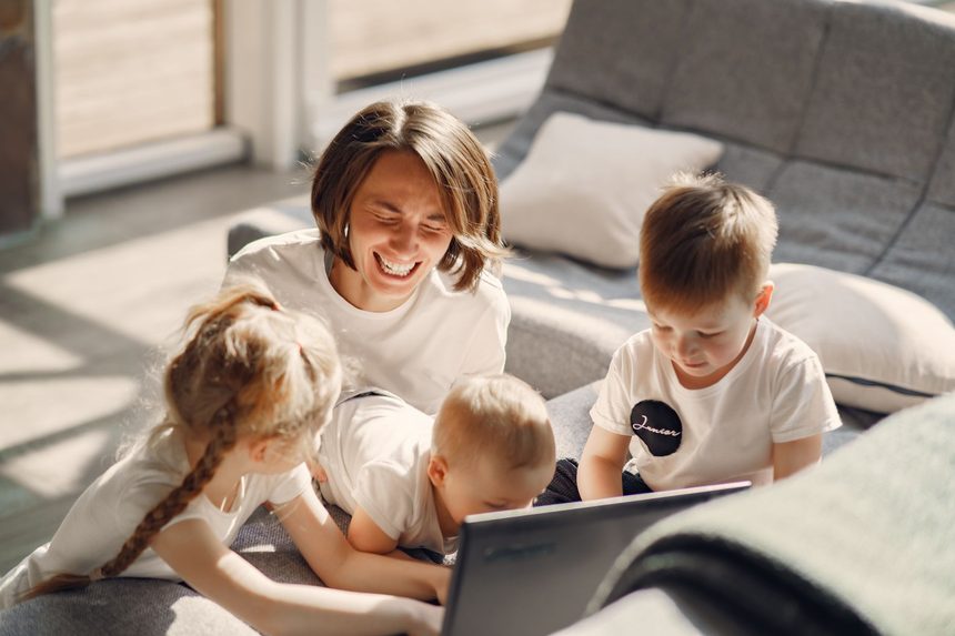 Rodina používá internet, TV i mobil