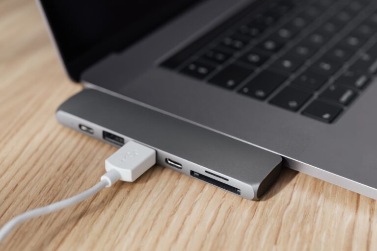 Internet přes USB modem: přežitek, nebo praktická záloha?