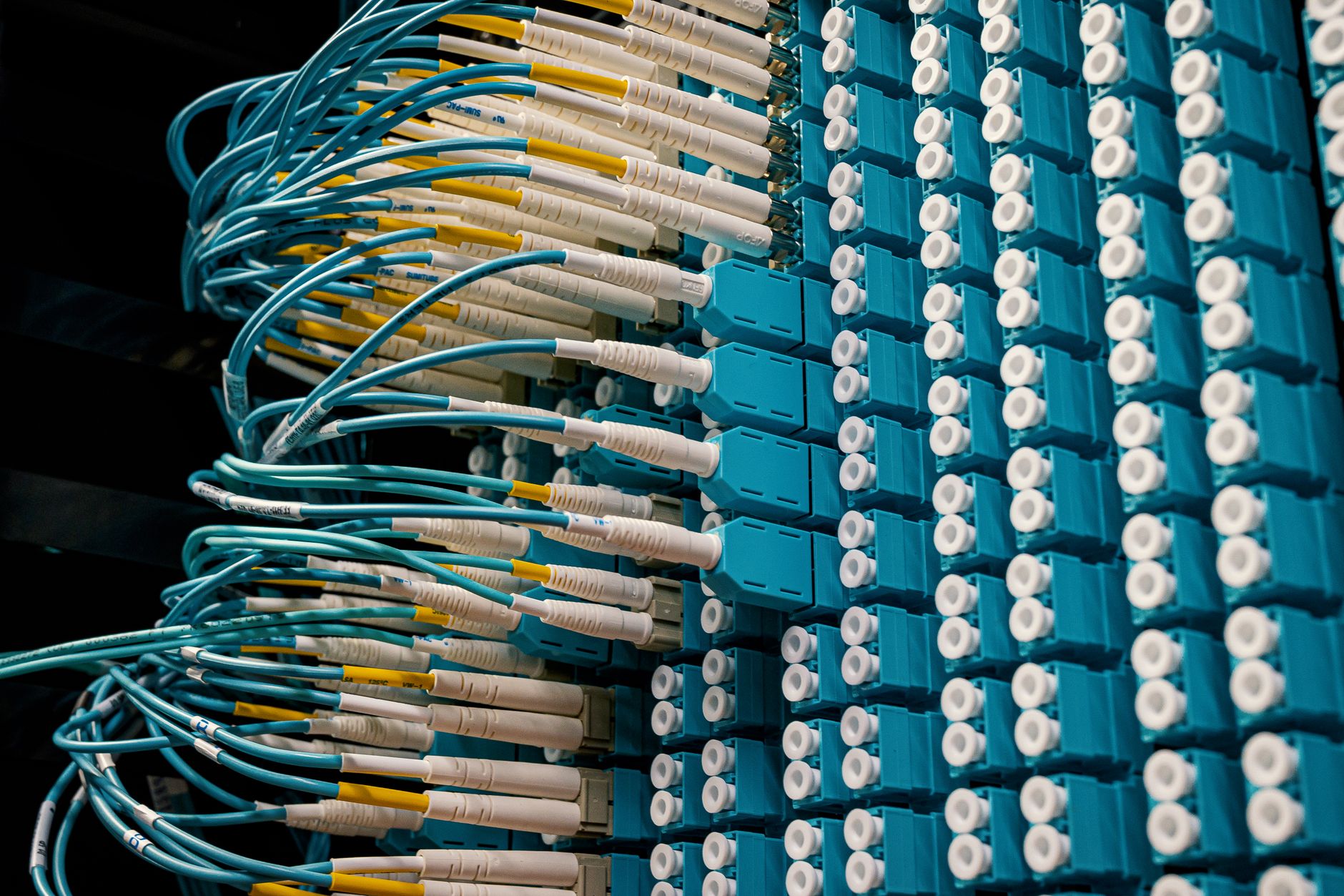 Pevný internet vzduchem vs. kabel: srovnání rychlostí, stability a cen