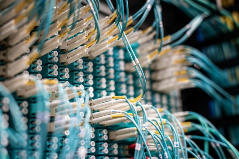 Pevný internet vzduchem vs. kabel: srovnání rychlostí, stability a cen